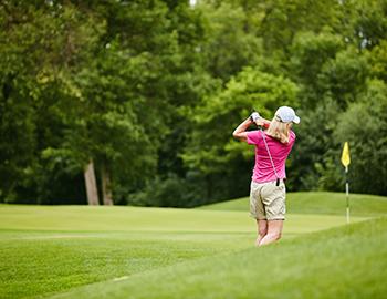 woman golfing