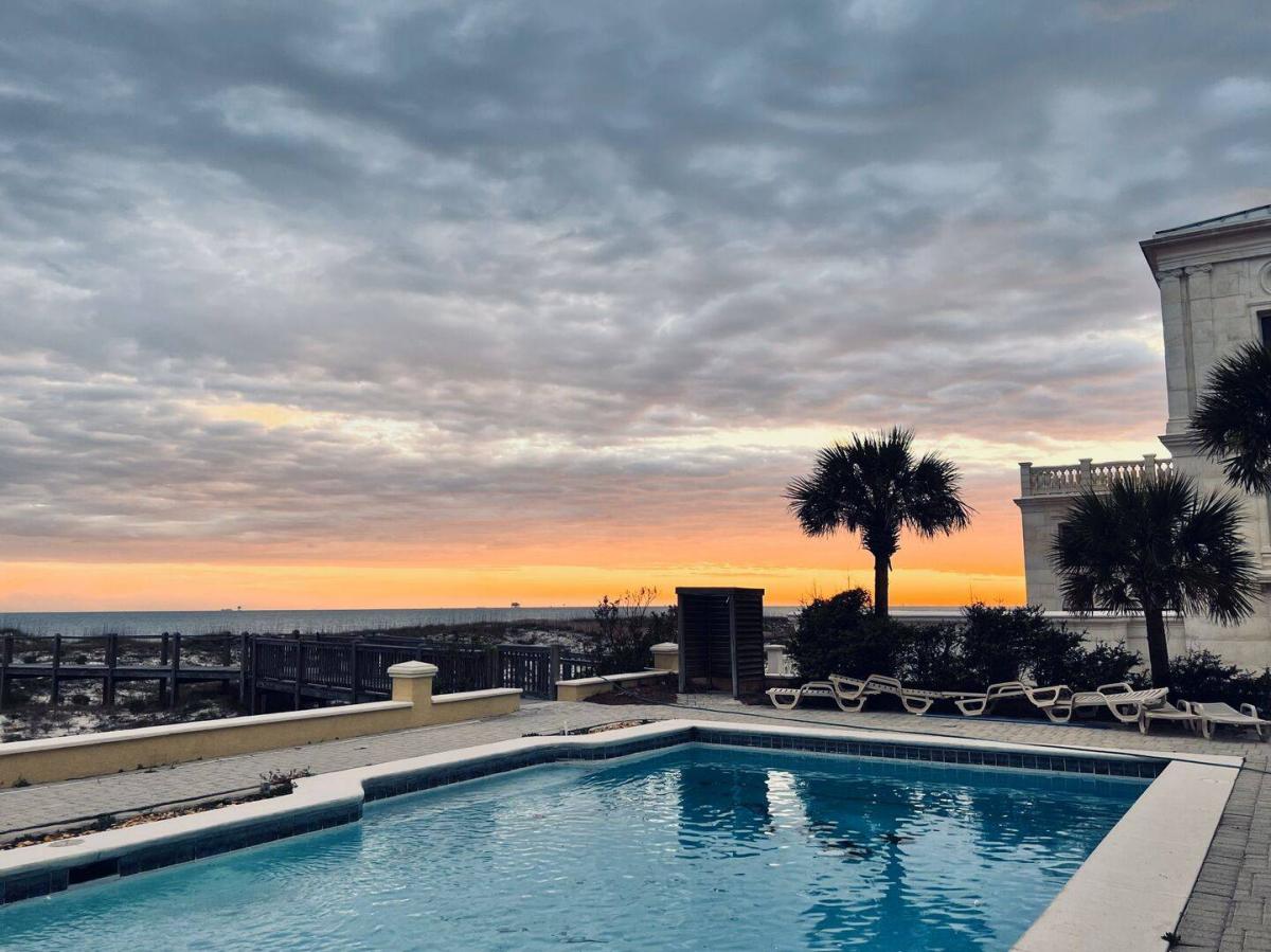 Kiva Grand Vacation Rental Pool